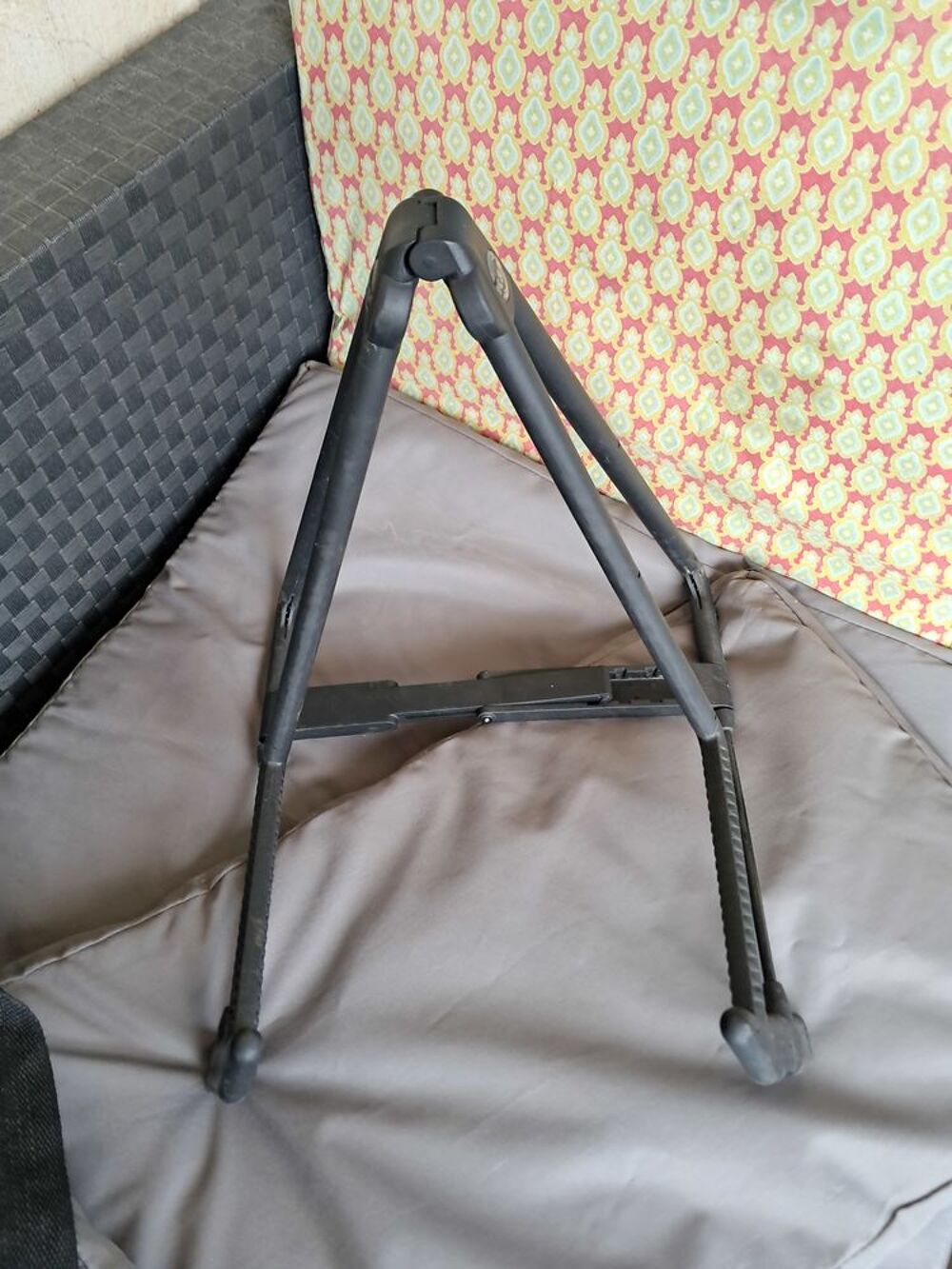 Violon avec archet plus etuit.
Guitare avec housse et pied. Instruments de musique