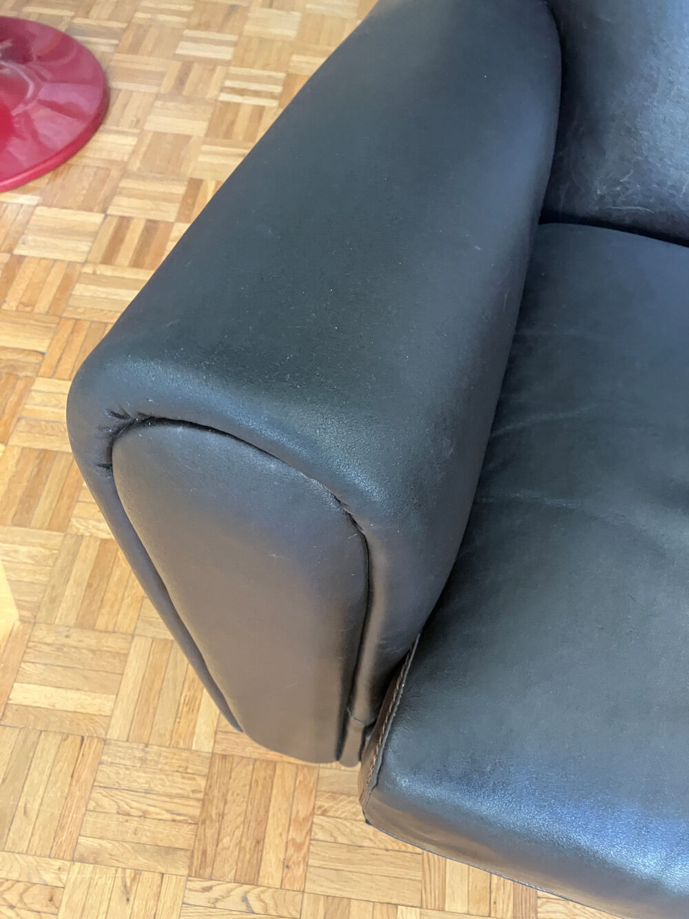 Canap&eacute;-lit convertible et fauteuil Club en cuir arrondis Meubles