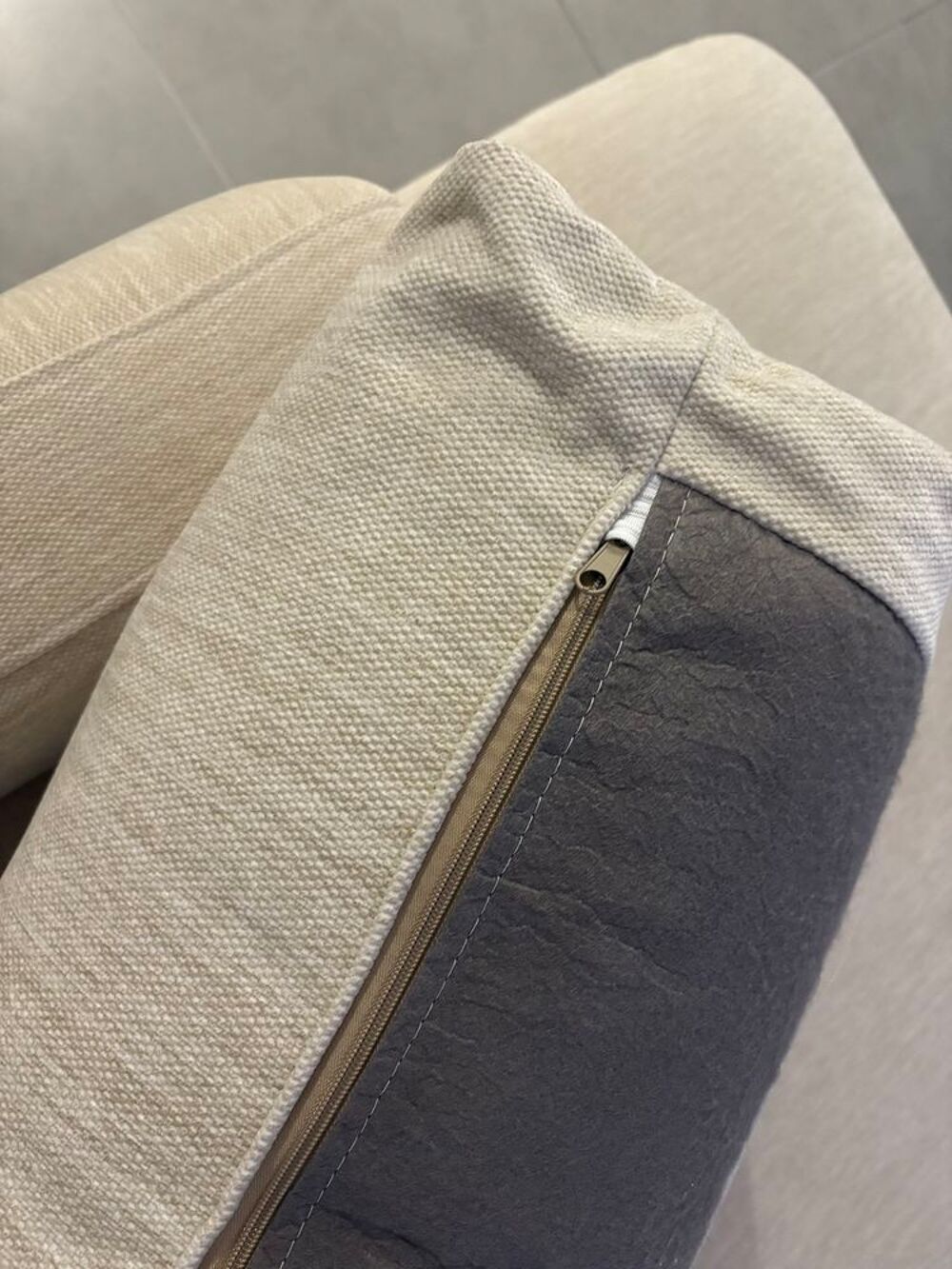 Canap&eacute; d'angle beige d&eacute;houssable avec m&eacute;ridienne ? Tr&egrave;s bon Meubles