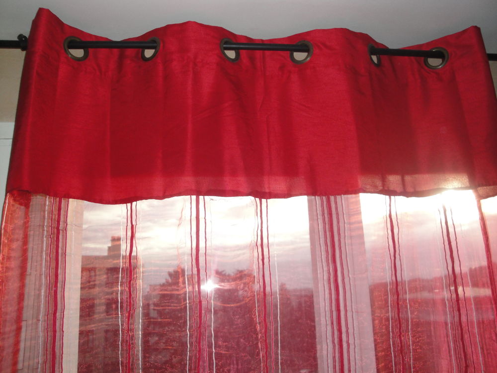 Rideaux rouge bandes blanche Décoration