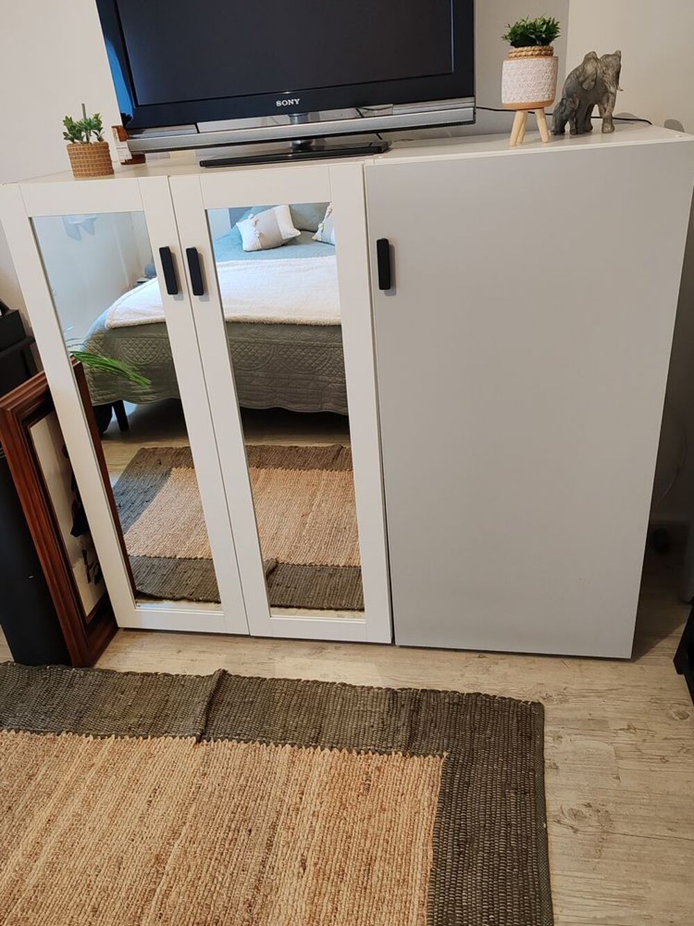 Armoire blanche avec paniers de rangement m&eacute;talliques Meubles