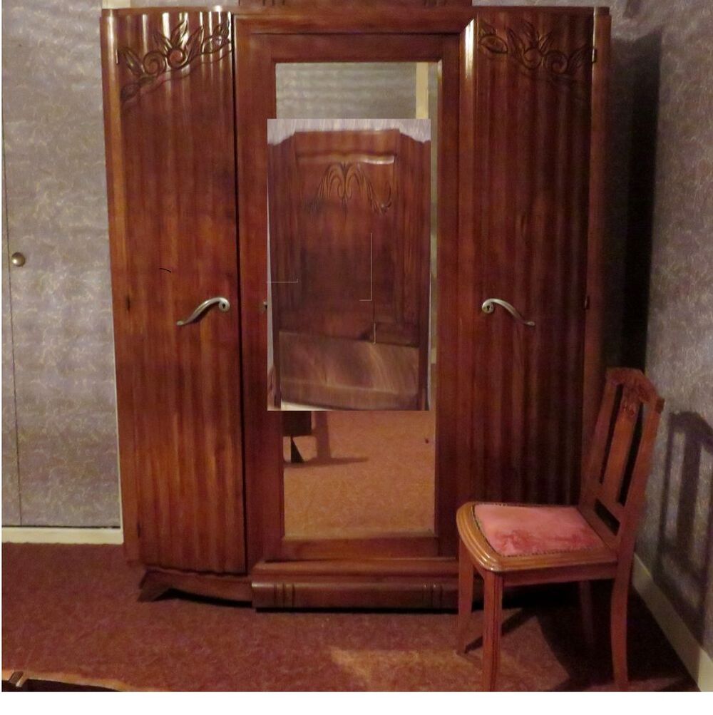 ARMOIRE 3 portes dont une vitr&eacute;e Meubles