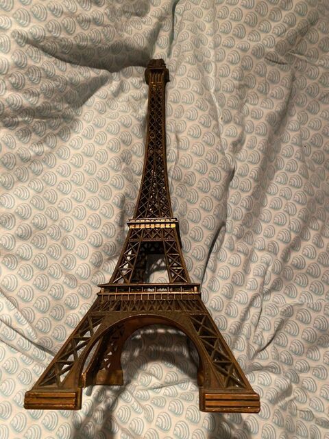 Tour Eiffel laiton bo�te musique auteur 34 cm tr�s bon �tat  50 Barbezieux-Saint-Hilaire (16)