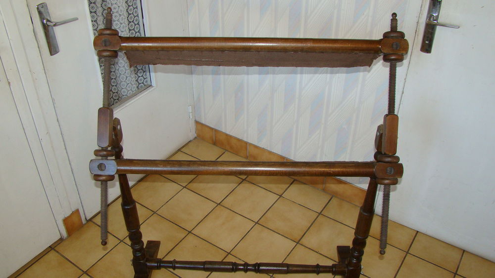 M&eacute;tier &agrave; tapisserie en bois vintage
Décoration