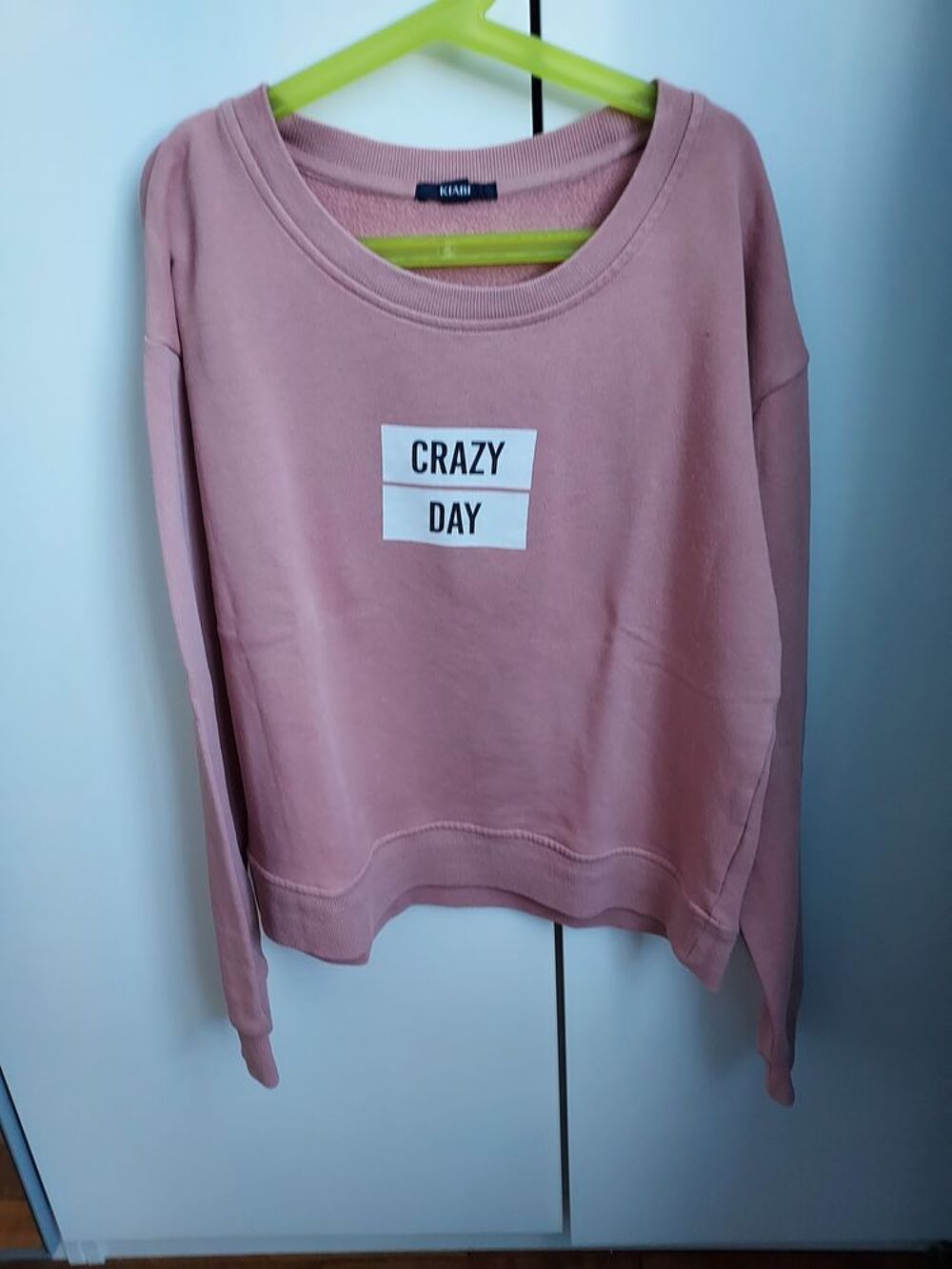 Pull rose "crazy days" Vêtements