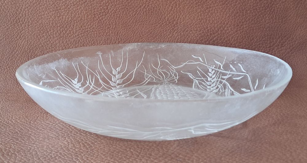 assiette d&eacute;corative en verre transparent &agrave; bords irr&eacute;gulier Décoration