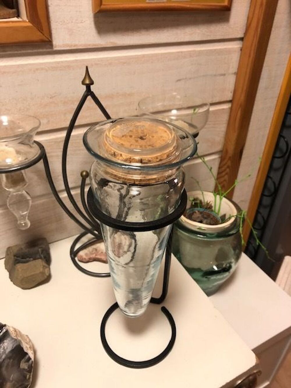 2 jarres coniques en verre avec support fer forg&eacute; Décoration