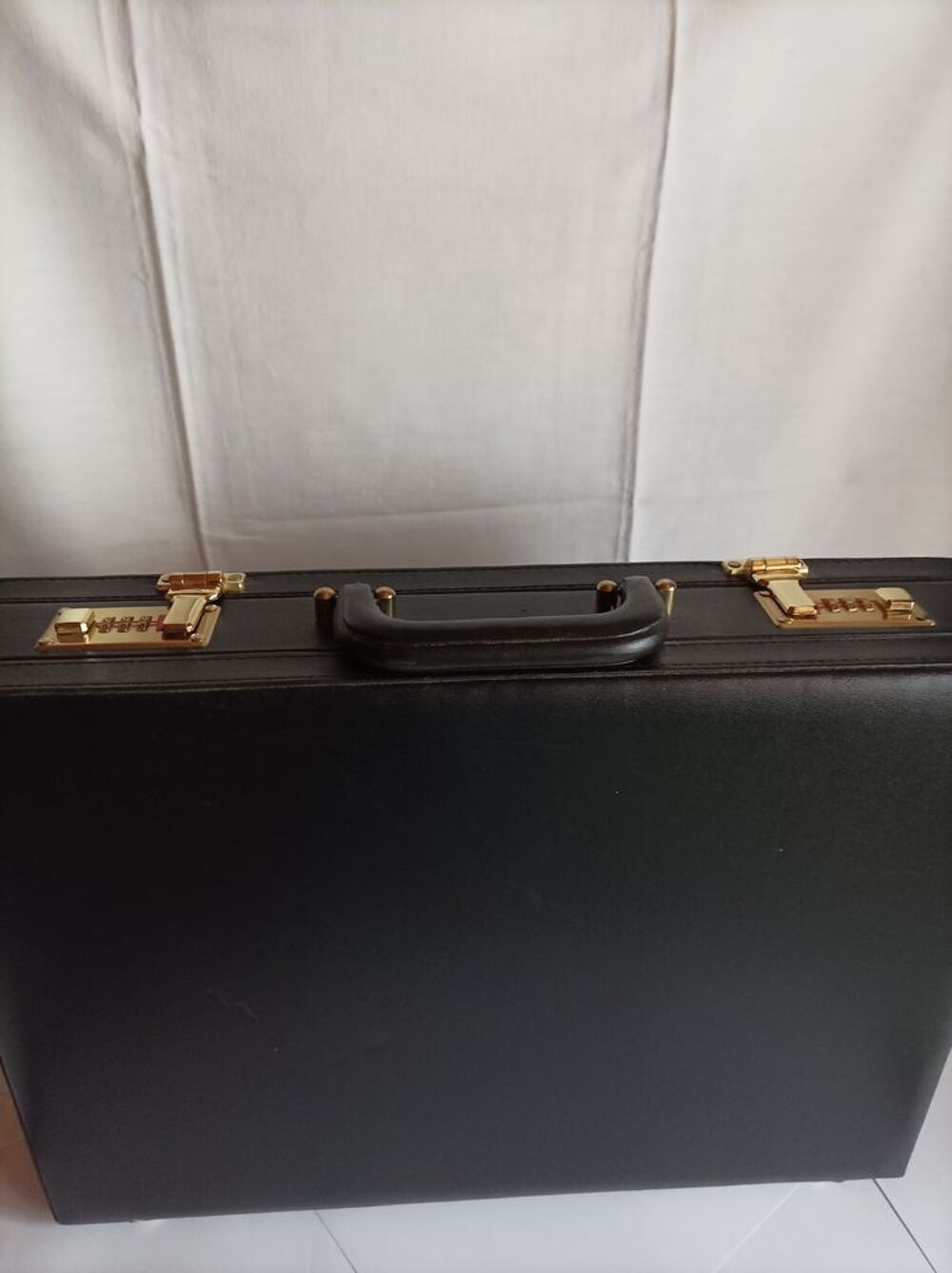 Attach&eacute; case cuir. Maroquinerie