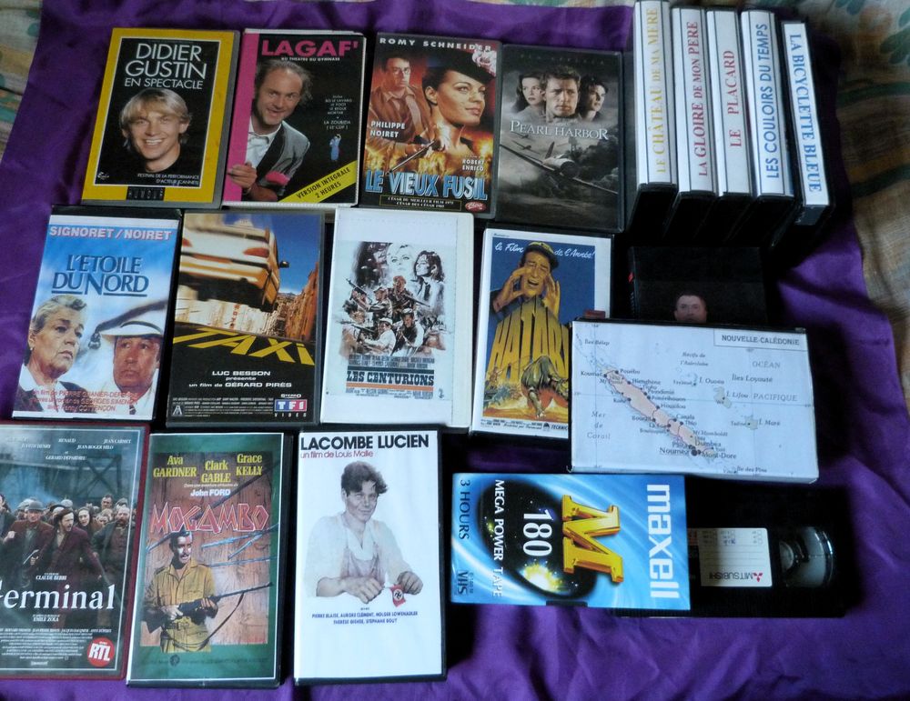 34 cassettes VHS vieux films et films de guerre et une neuve Audio et hifi