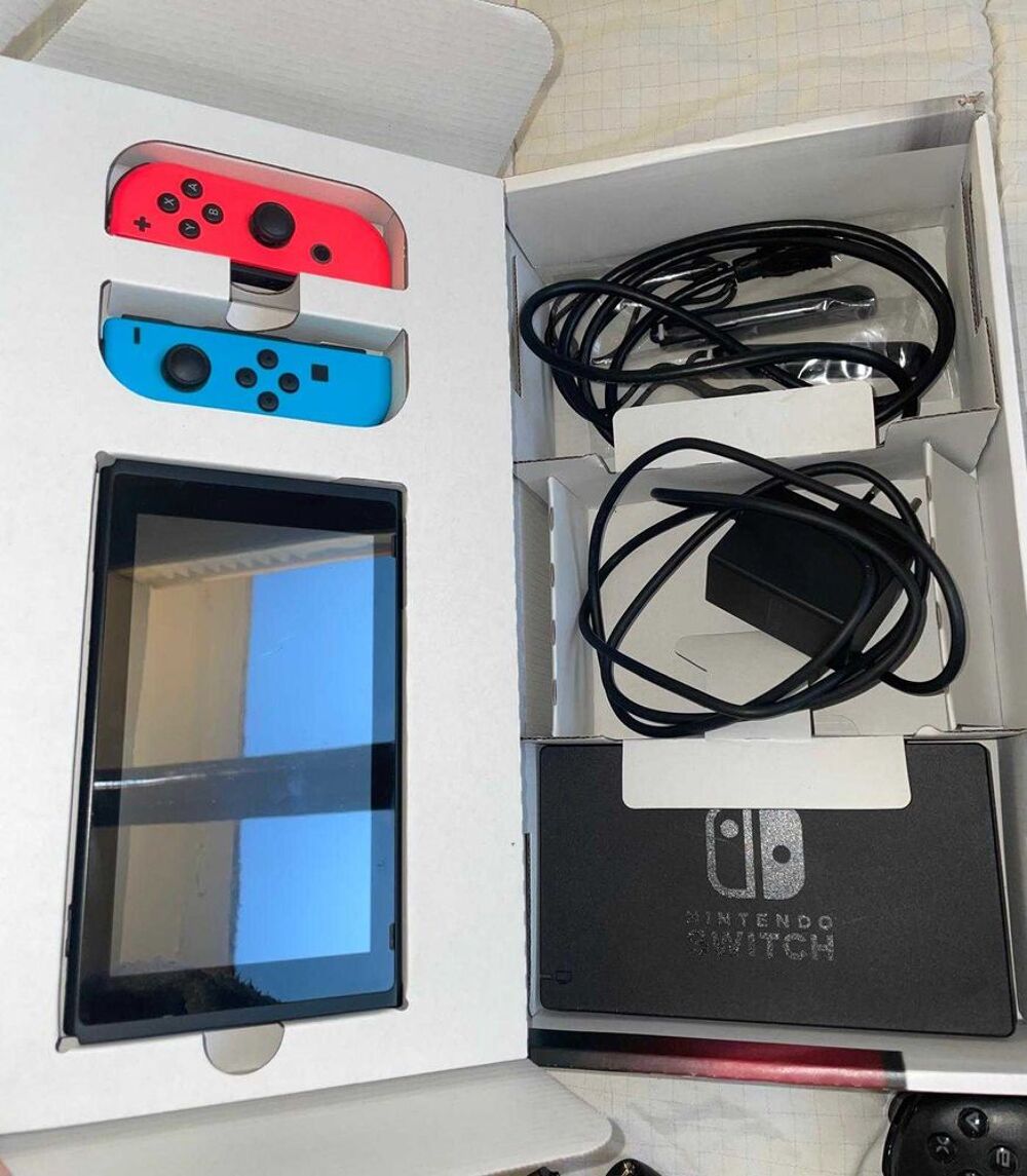 Nintendo switch avec Mario kart et 2 autre jeux et une mannete Consoles et jeux vidéos