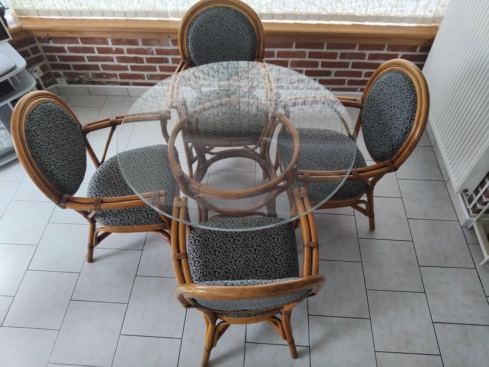 table ronde en verre plus 4 fauteuils Meubles