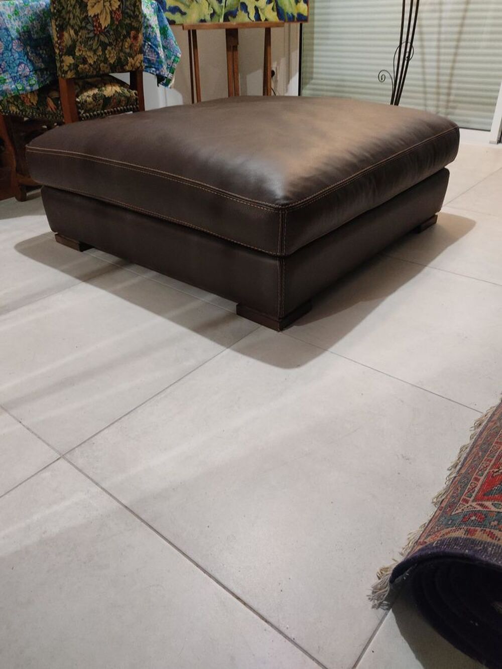 Pouf en cuir marron
Meubles