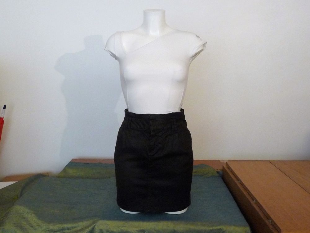 Jupe Courte Cintr&eacute;e Marron avec ses 2 Poches- Taille 34 Vêtements