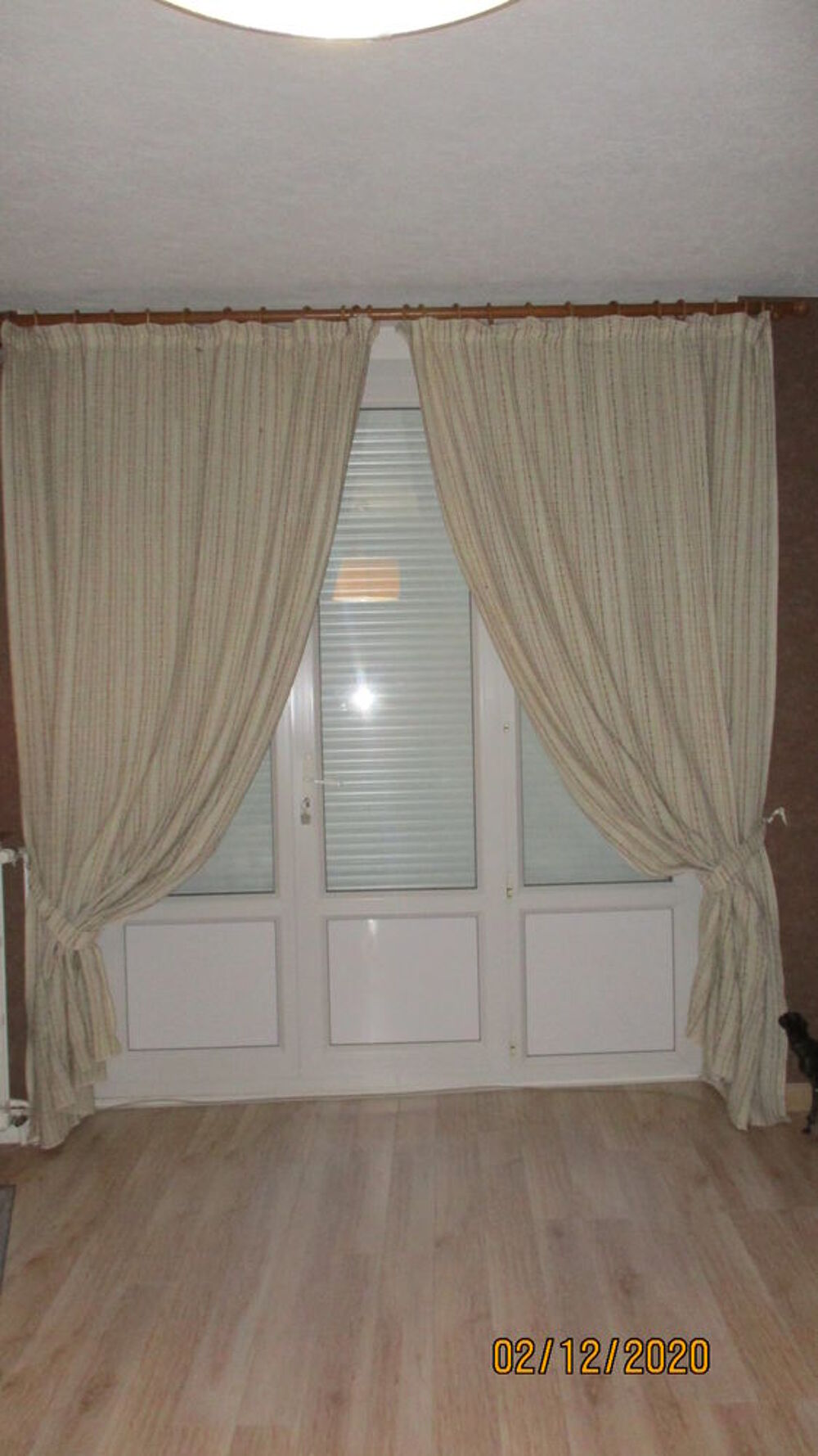2 Rideaux beige / fines rayures marron. Décoration