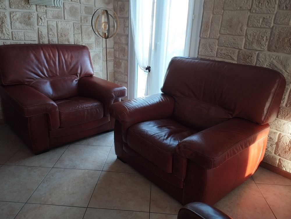 2 fauteuils et 2 cabriolets en cuir. Meubles