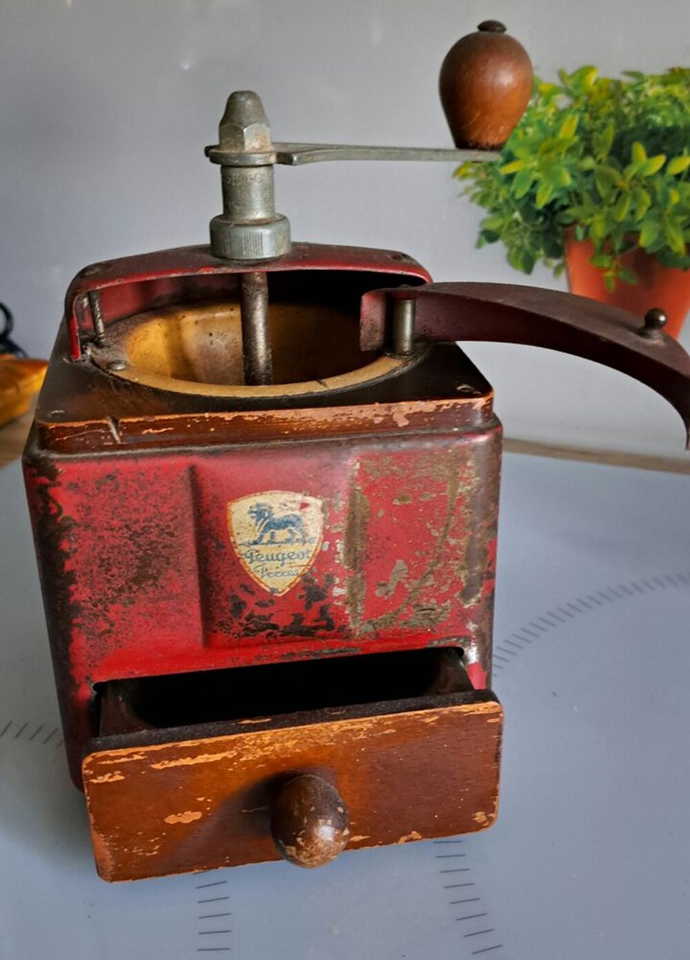Moulin &agrave; caf&eacute; ancien, bois et m&eacute;tal, Peugeot 