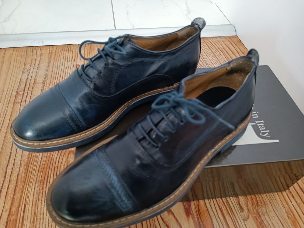 Chaussures en cuir avec semelles cr&ecirc;pe bleu nuit taille 39 Chaussures