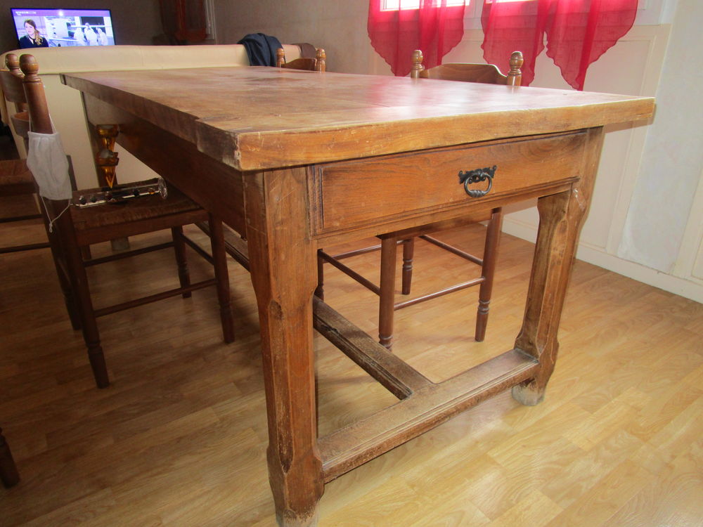 TABLE ANCIENNE BOIS MASSIF.
Meubles
