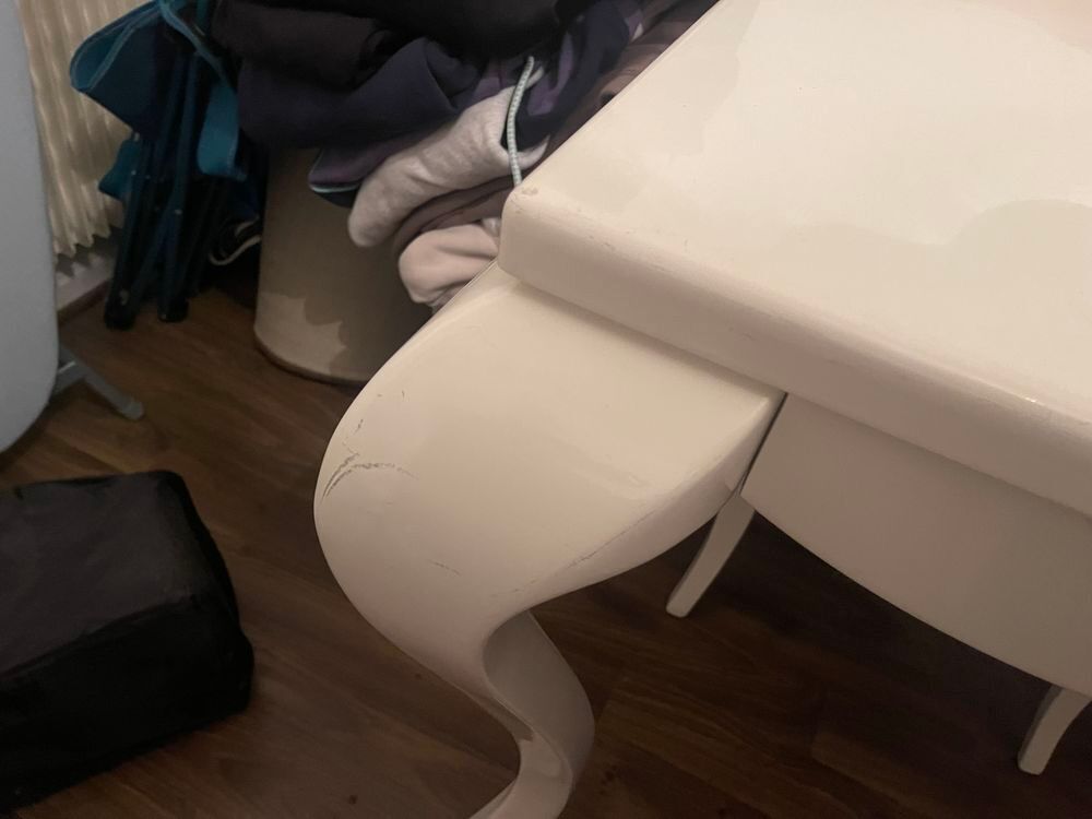 6 chaises capitonn&eacute;es avec table Meubles