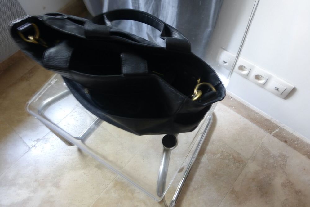 Sac de voyage en cuir noir ou grand cartable. excellent &eacute;tat Maroquinerie