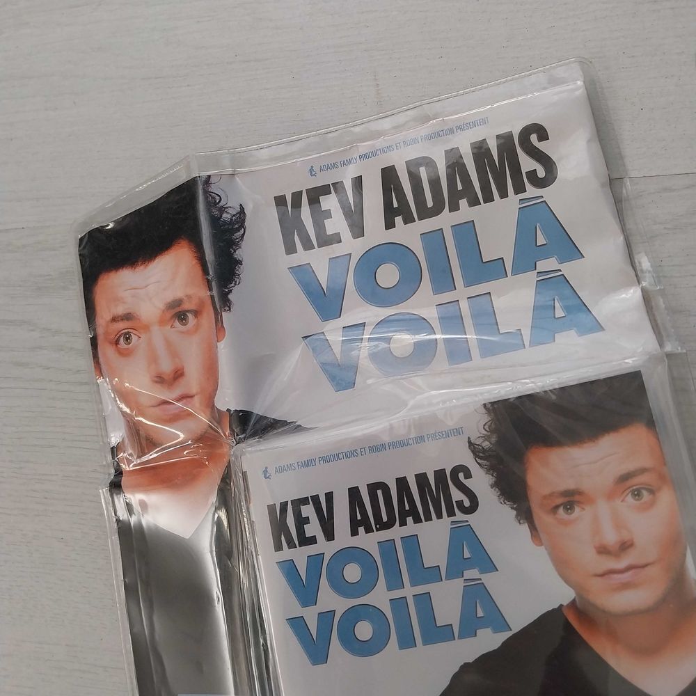 DVD de Kev ADAMS "Voil&agrave; Voil&agrave; "
Neuf emball&eacute;
Dur&eacute;e 1h37 + BONUS DVD et blu-ray