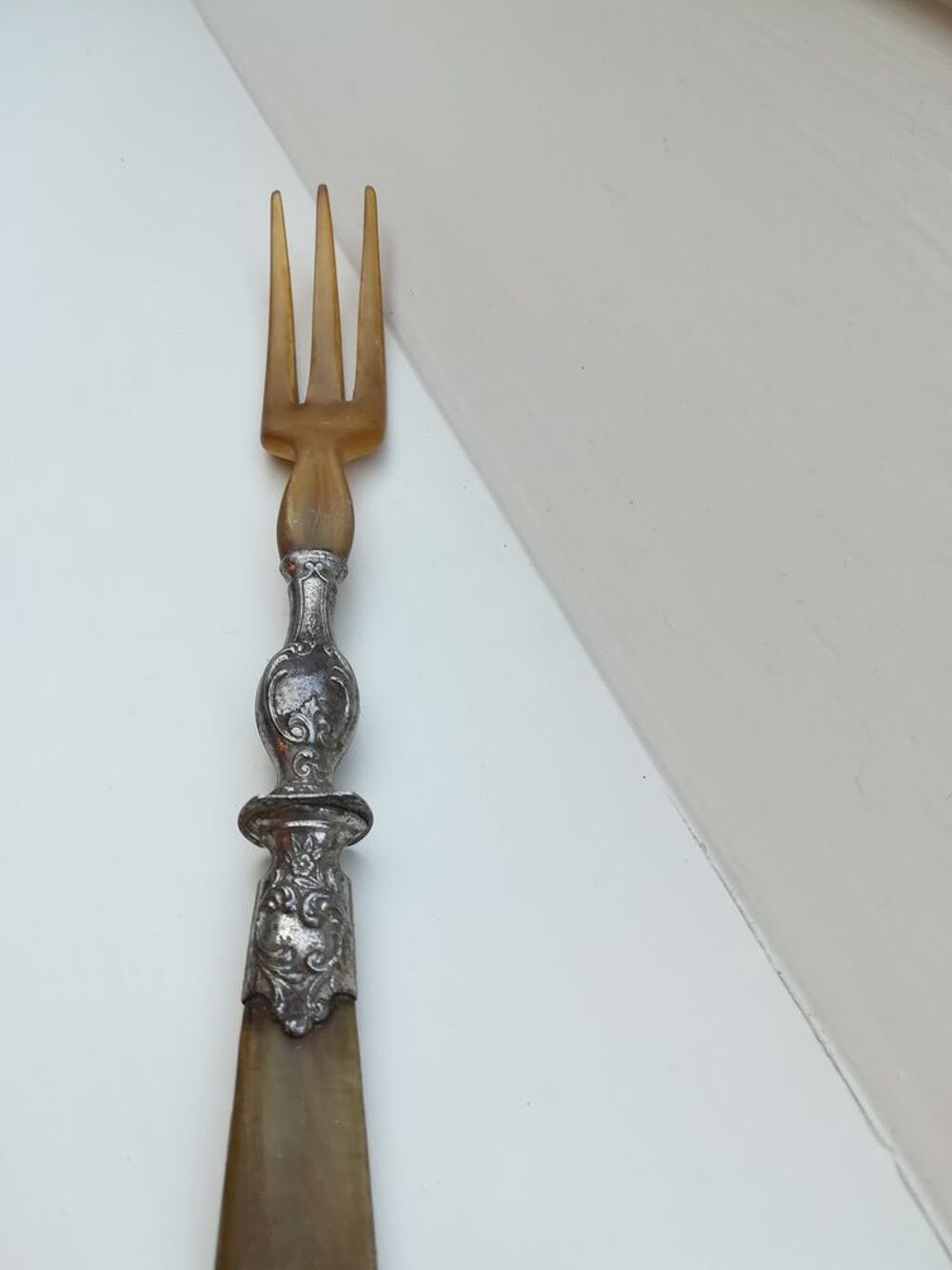 FOURCHETTE ANCIENNE EN CORNE / ECAILLE (COUVERT A SALADE) Cuisine