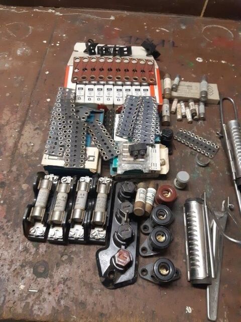 lot de petite pices lectrique inter fusible etc. 0 Dung (25)