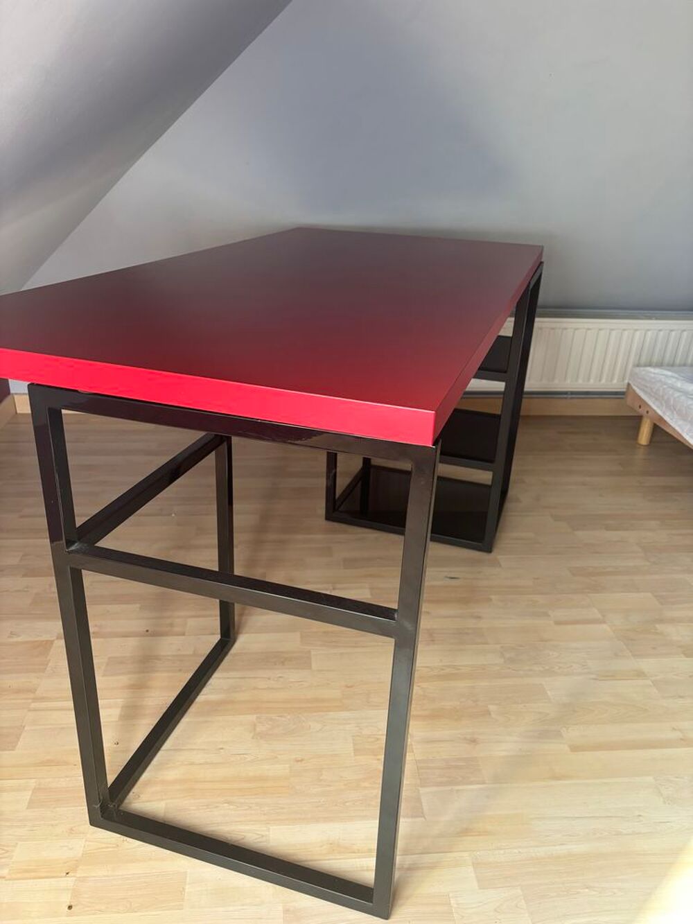 Bureau rouge avec &eacute;tag&egrave;res noires Meubles