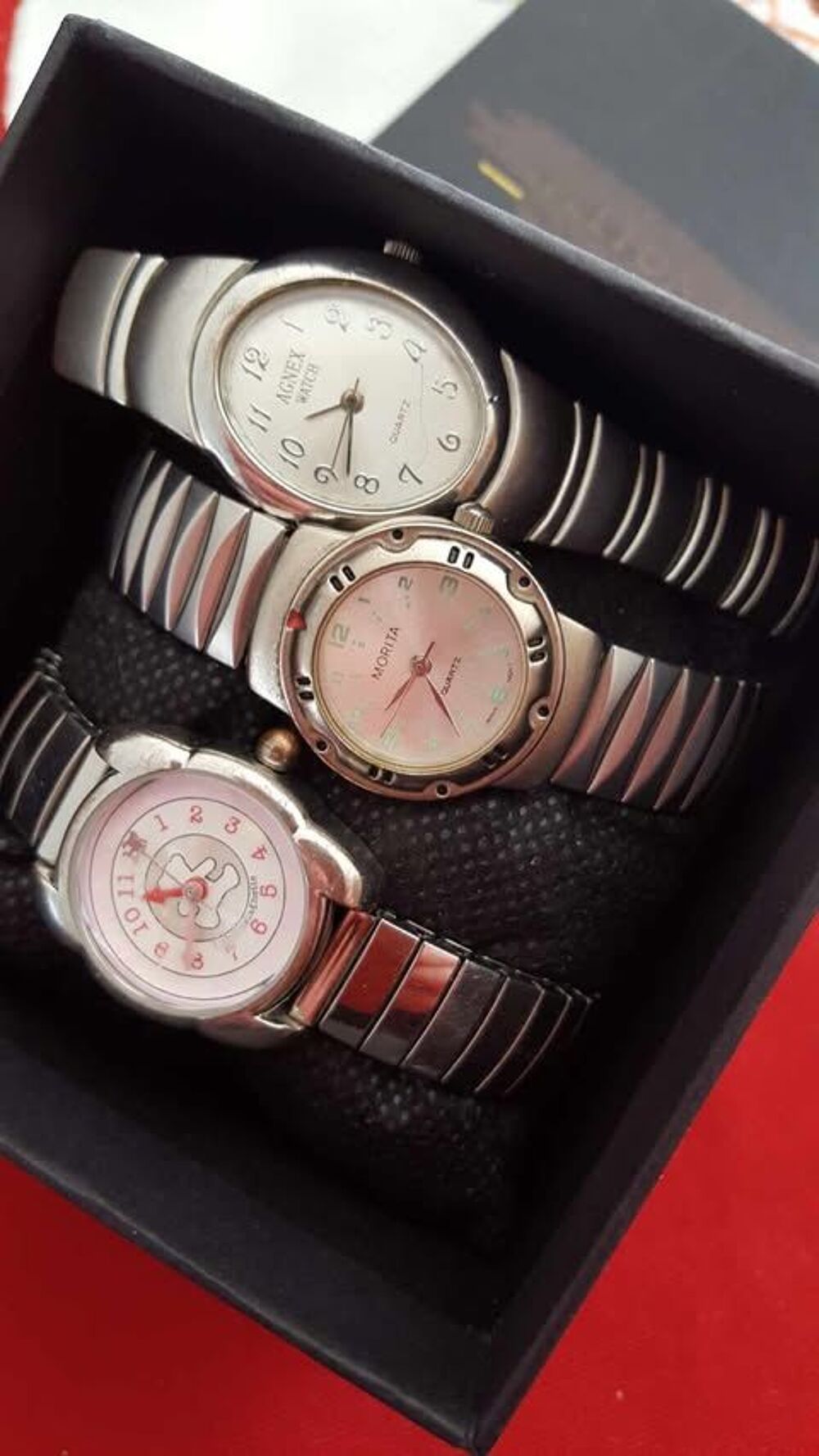  Quatre belles montres bracelet styl&eacute;es de valeur N&deg;1361 Bijoux et montres