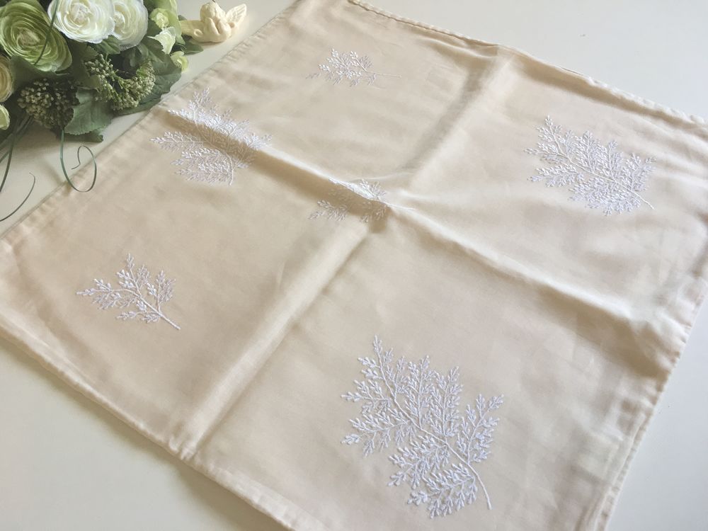 HOUSSE de COUSSIN beige sable et broderie blanche Décoration