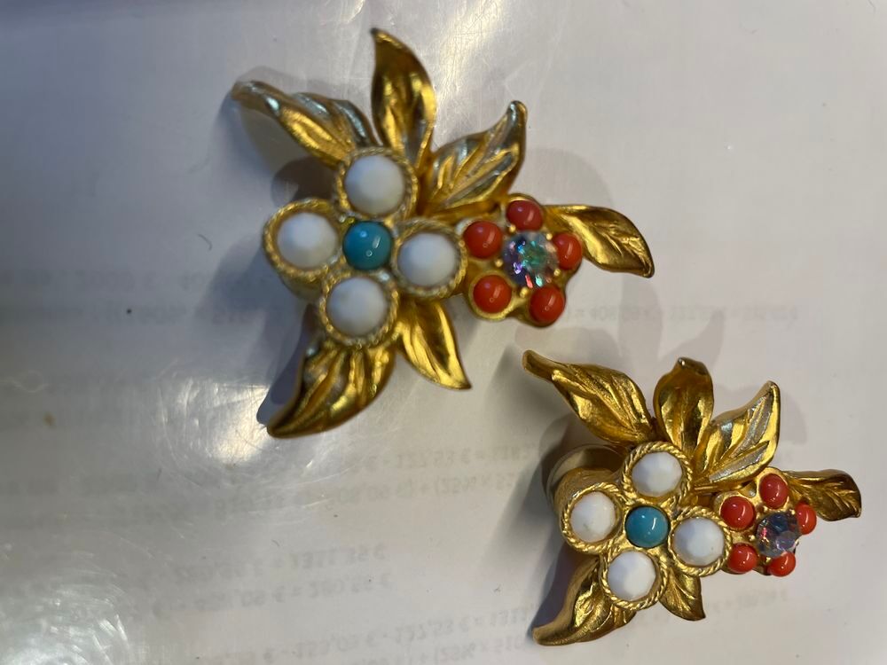 BO feuilles dor&eacute;es en triangle cabochons multicolore Lacroix Bijoux et montres