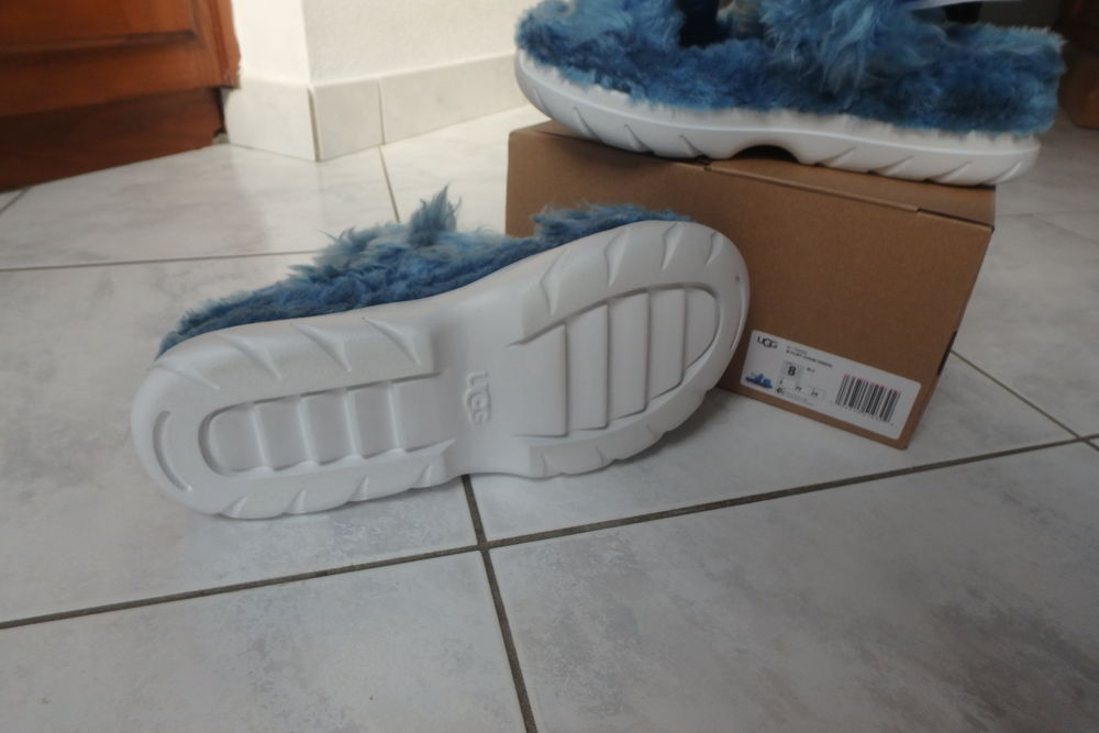 UGG Sandales &agrave; plateforme fausse fourrure bleu T 39 neuve Chaussures