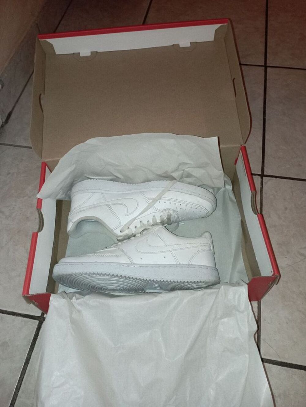Basket NIKE taille 38.
Chaussures