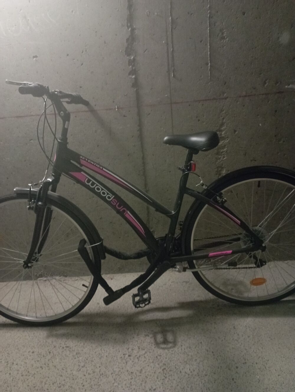 VTT femme neuf rose et noir double vitesse Vlos