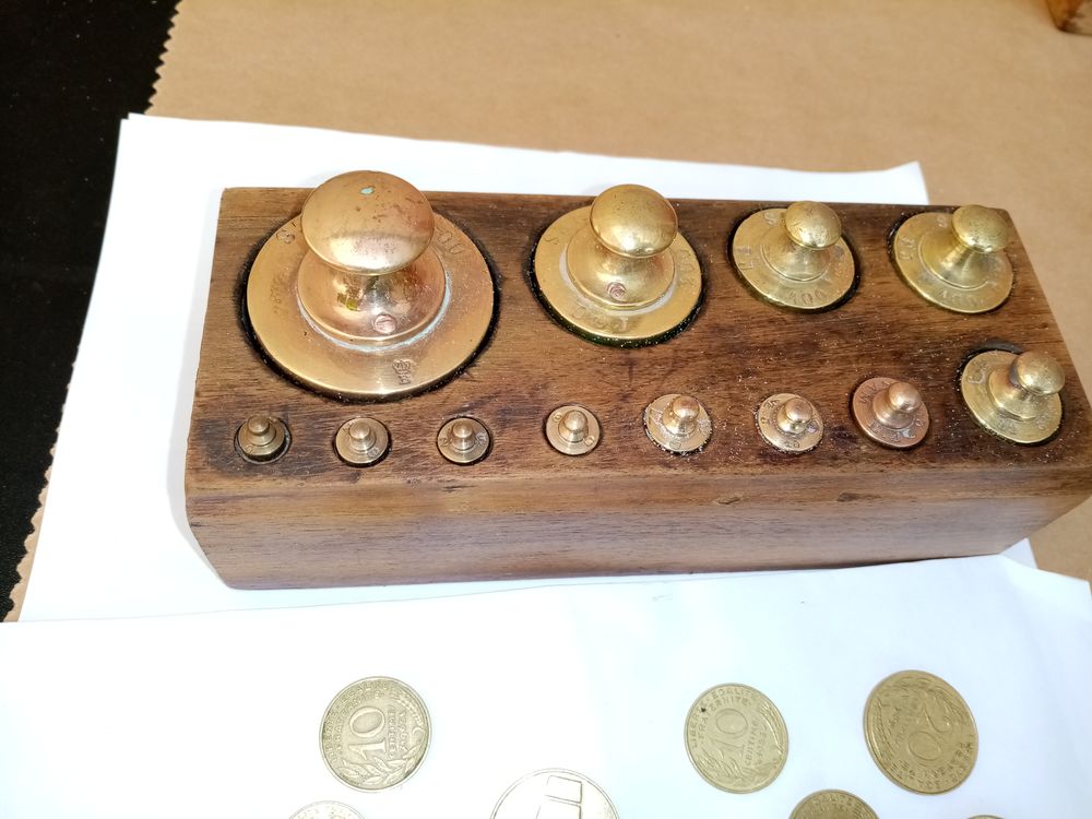 bo&icirc;te de poids compl&egrave;tes pour balance plus un lot de pi&egrave;ces 