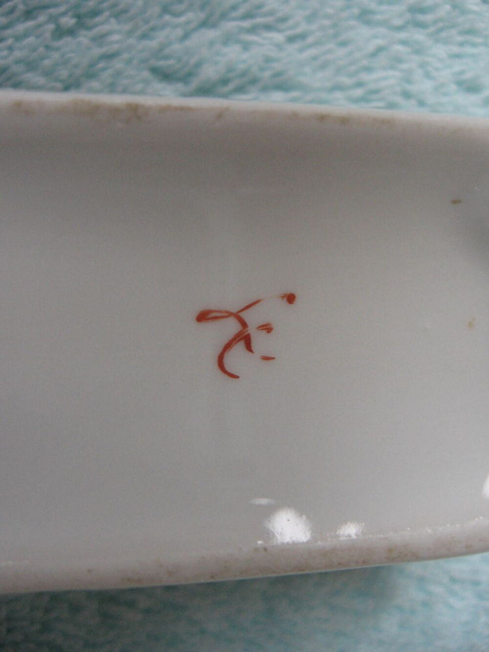 ANCIENNE BOITE A TIMBRE PORCELAINE FLEURS 