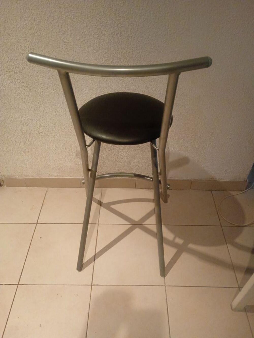 Chaise tabouret de bar en tr&egrave;s bon &eacute;tat &agrave; B&eacute;ziers Chaussures enfants