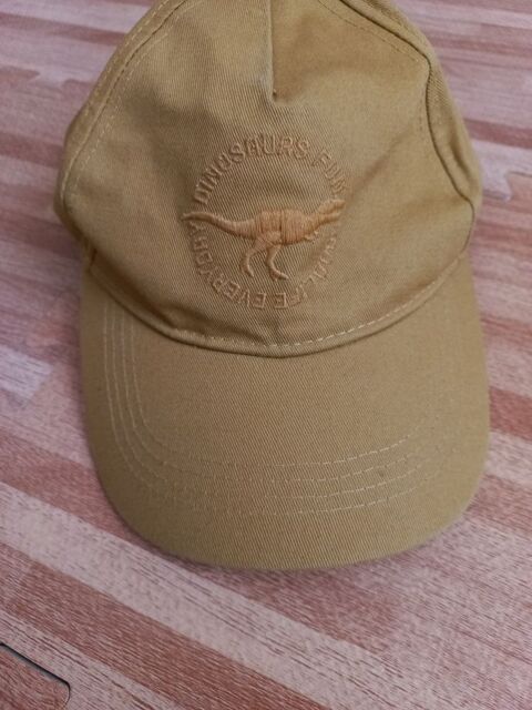 Casquette Oka�di jaune  2 Aubervilliers (93)