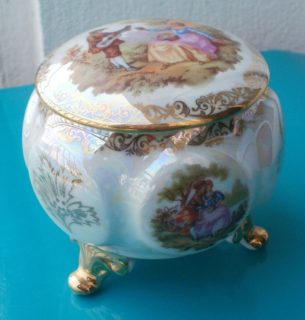 Boite ou bonbonni&egrave;re en porcelaine sur pied, sc&egrave;nes galantes Décoration