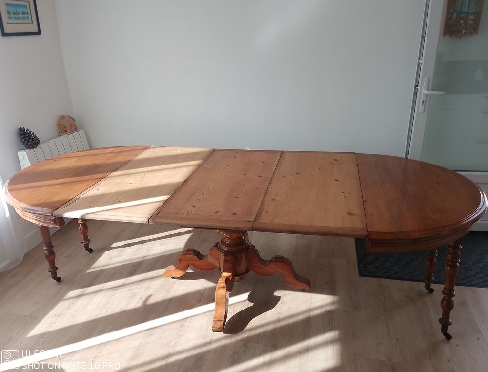 Table en noyer massif ronde d'&eacute;poque 19&egrave;me et 3 allonges Meubles