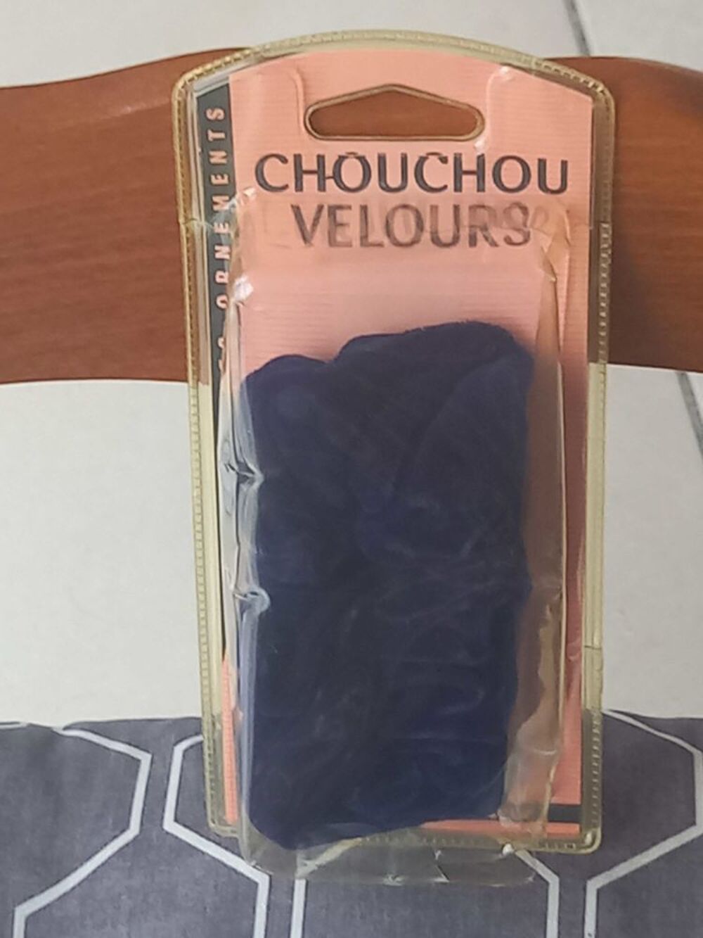 Chouchou velours, neuve, violet. Bo&icirc;te d'emballage ab&icirc;m&eacute; mais jamais ouvert Vêtements