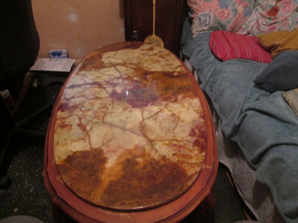 Table basse marbre rose et en bois de merisier Meubles