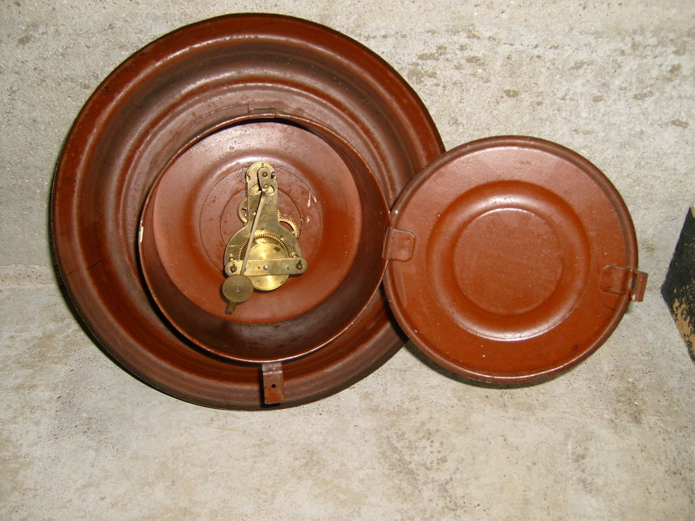 Ancienne pendule murale en t&ocirc;le Décoration
