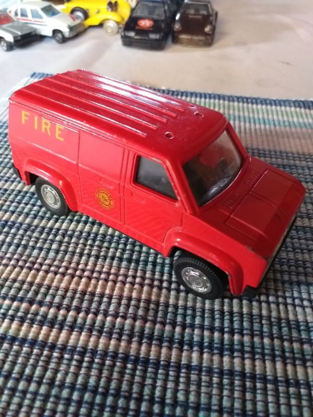 2 CAMIONNETTES POMPIER 1/32 ET 1/43 EME VINTAGE Jeux / jouets