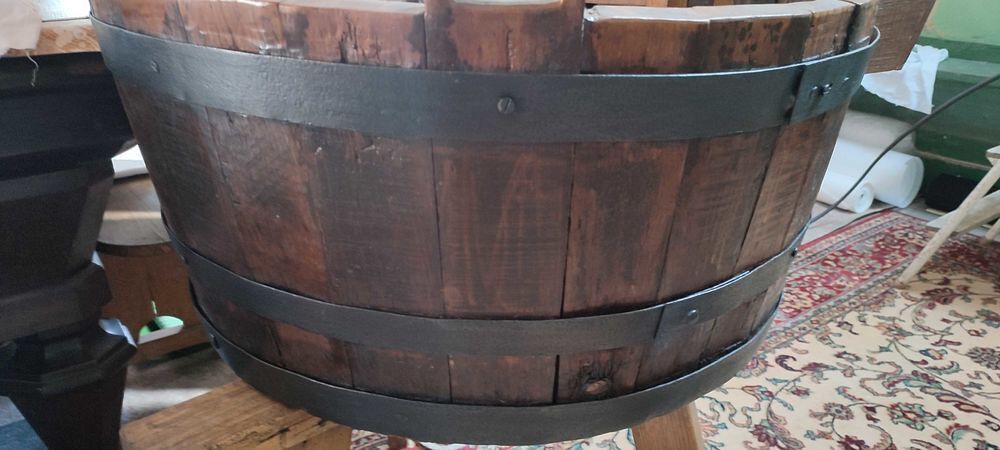 Cuvier ancien en bois et son ensemble de buanderie complet 