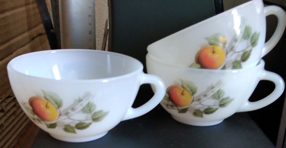 Vintage, 3 tasses Arcopal motif pomme Cuisine