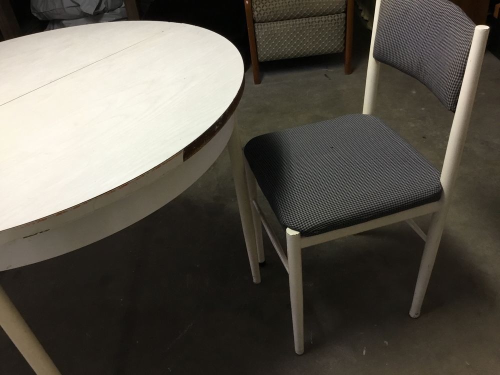 Table plus 6 chaises Meubles