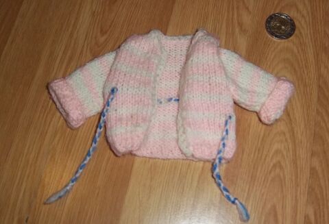 Gilet en laine rose et blanc petite poup�e 1 Colombier-Fontaine (25)