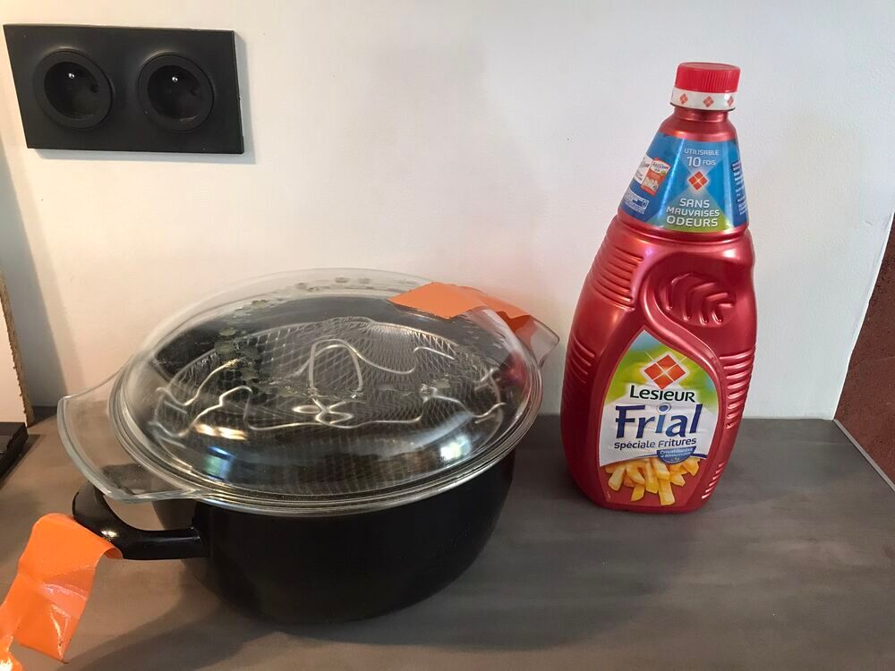 Friteuse traditionnel &eacute;maill&eacute;e complete. Utilis&eacute; une fois. N Electroménager