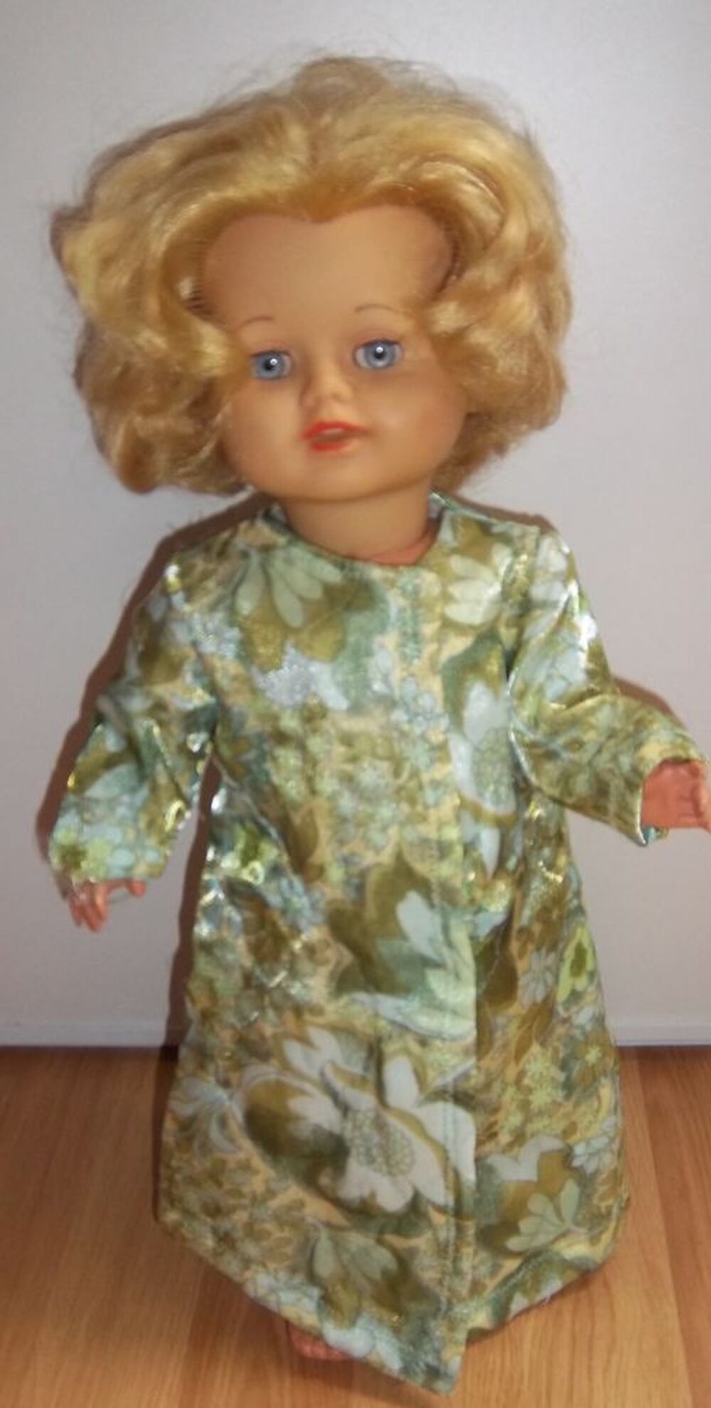 Ancienne robe de chambre poup&eacute;e Jeux / jouets